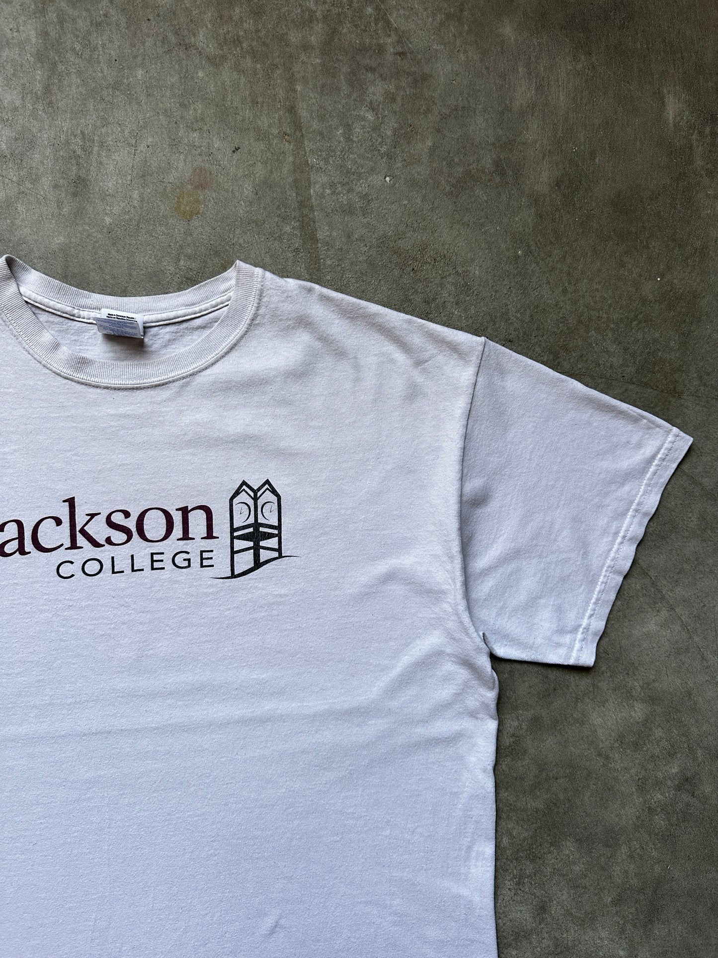 2000's "JACKSON COLLEGE" WHITE TEE
