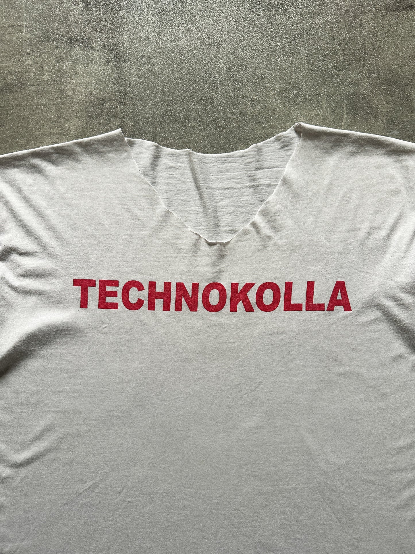 TECHNOKOLLA CROPPED NECK TEE