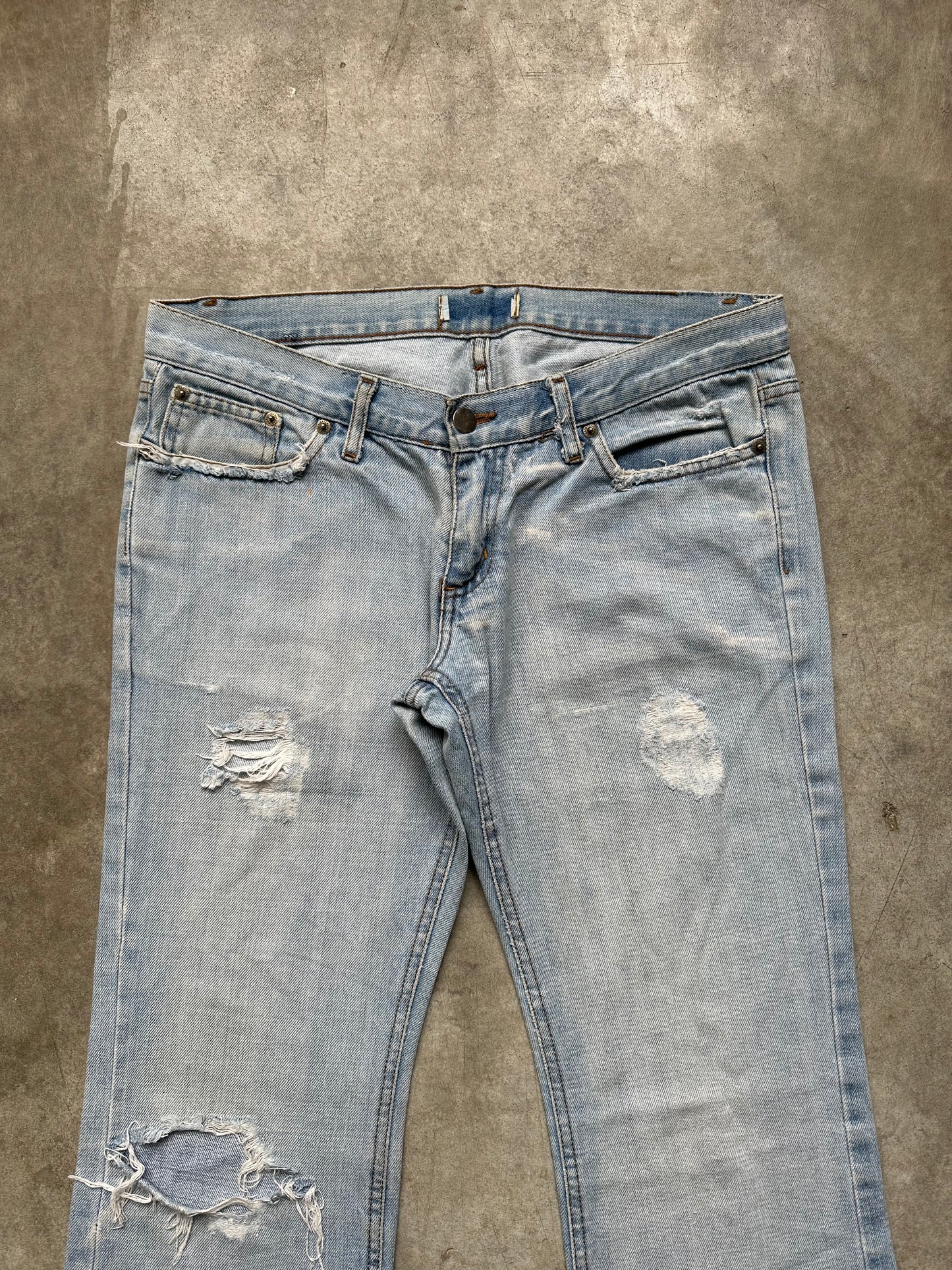 BOOTCUT DISTRESSED DENIM