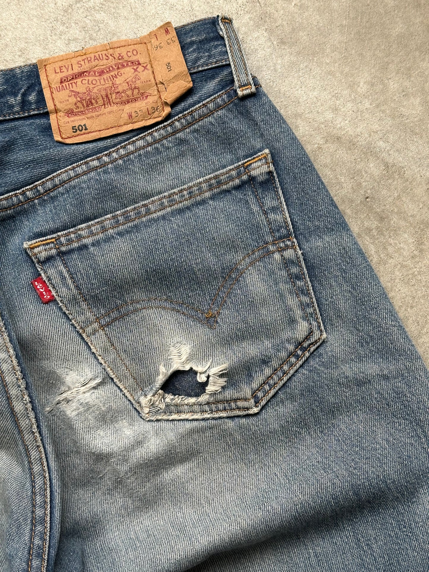 LEVIS 501 DISTRESSED DENIM 33/36
