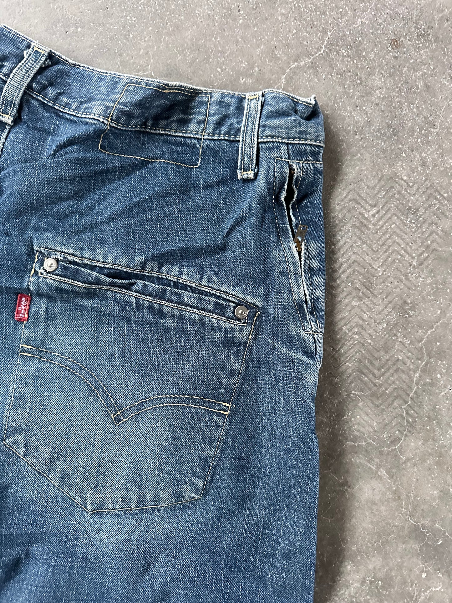 LEVIS ENGINEERED DENIM 32x34