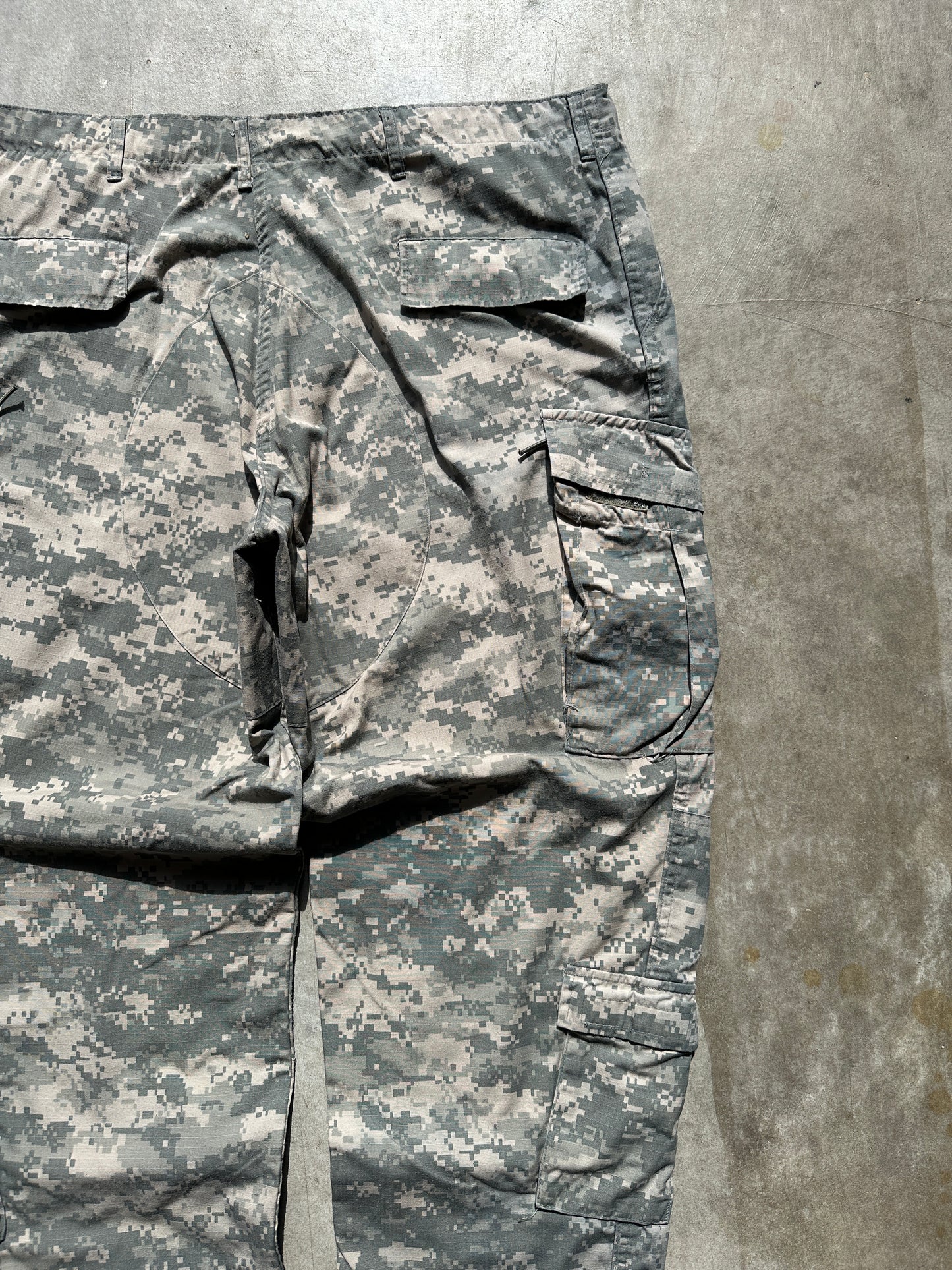 U.S. ARMY DIGITAL CAMO CARGO PANTS