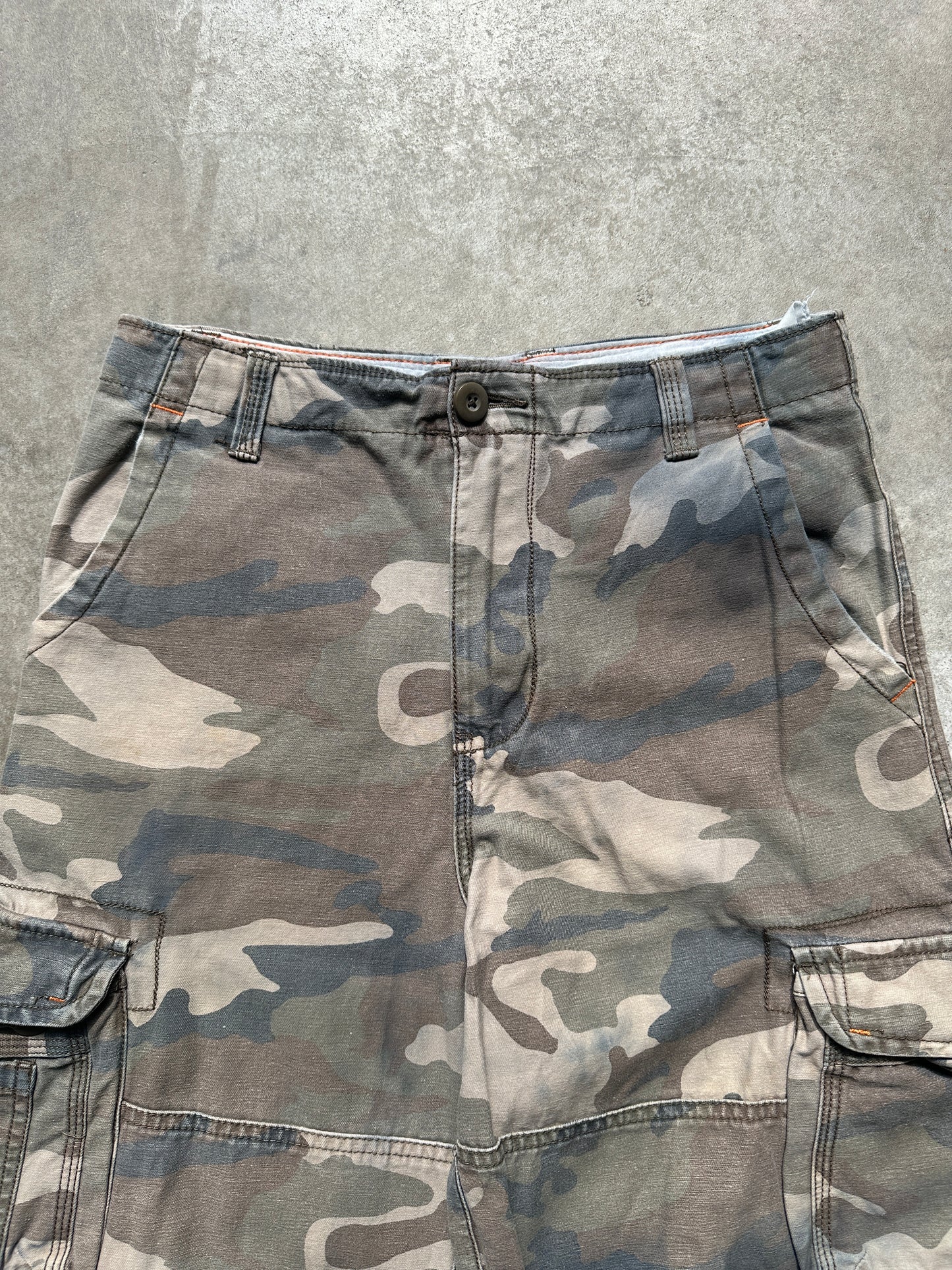 VINTAGE BAGGY CAMO SHORTS
